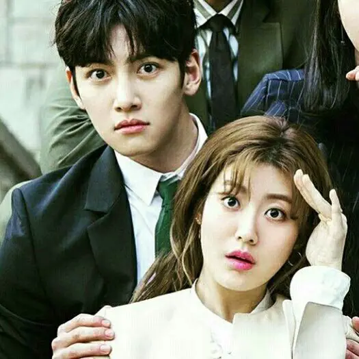 Adegan romantis Ji Chang-wook dan Nam Ji-hyun dalam drama Suspicious Partner