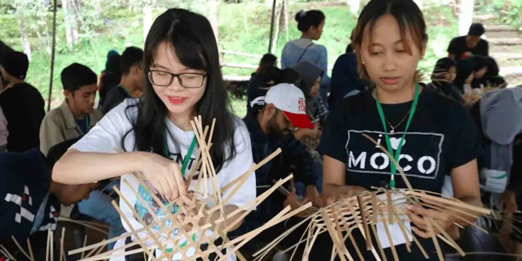 Anak muda Indonesia sedang berkumpul