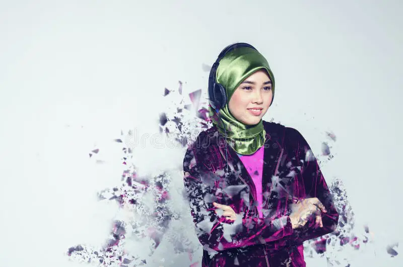 Wanita Berhijab Cantik dalam Photoshoot Studio