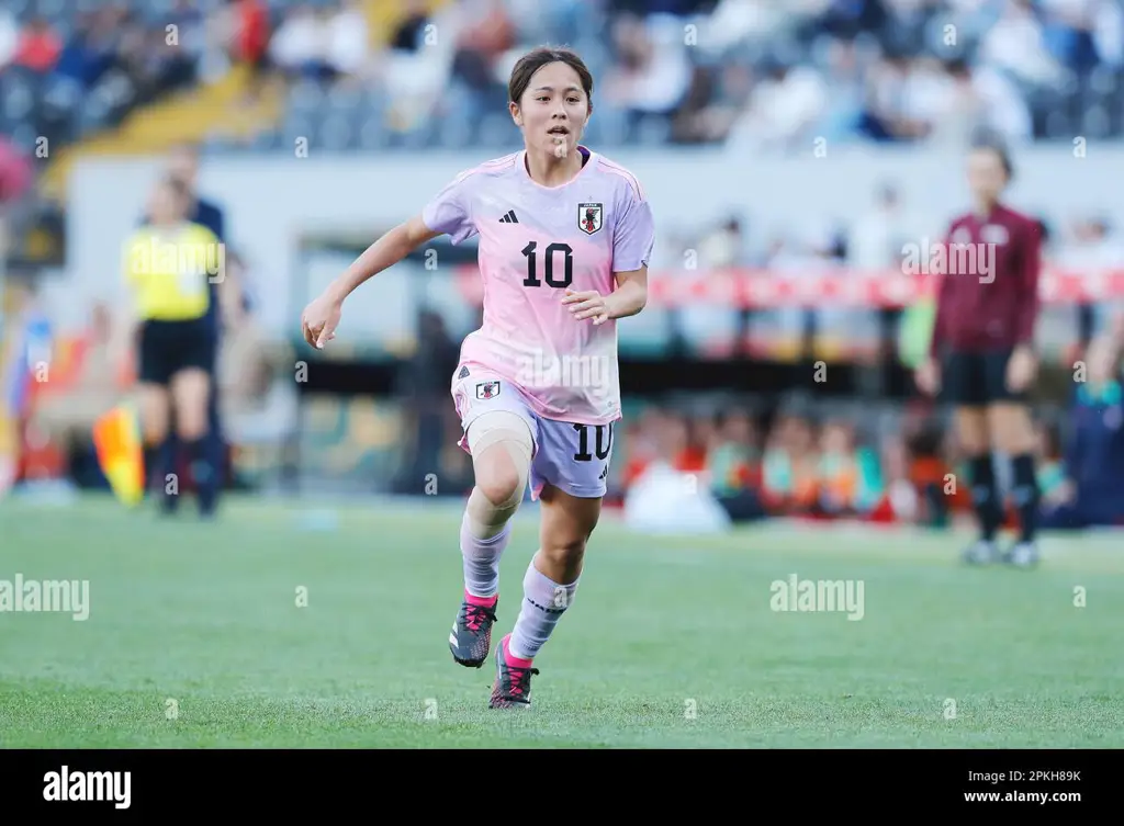 Mana Makihara bermain sepak bola