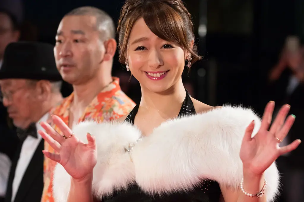 Foto Marina Shiraishi dalam pemotretan profesional