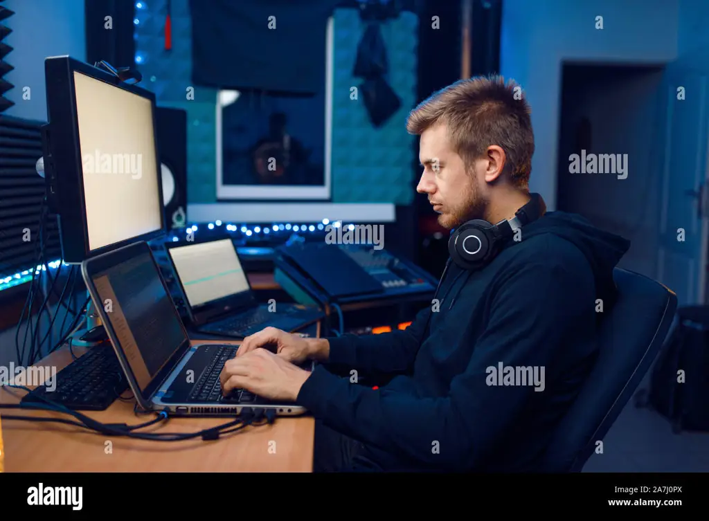 Gambar programmer bekerja di laptop