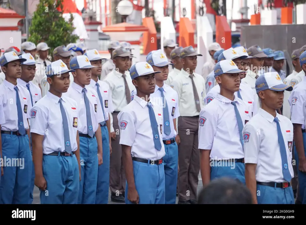 Siswa SMA mengenakan seragam pramuka lengkap dengan baret