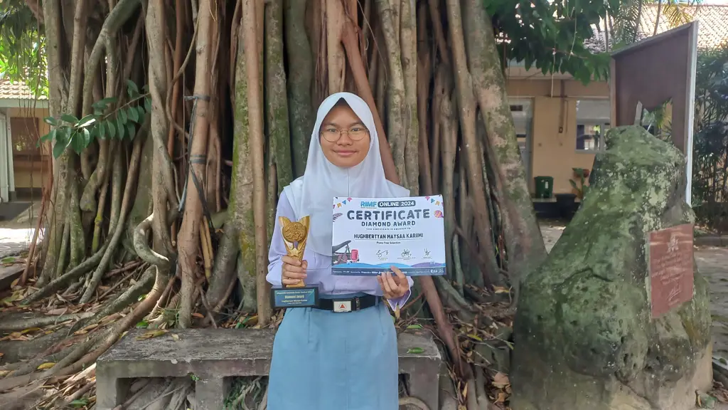 Foto upacara pemberian penghargaan di sekolah di Yogyakarta