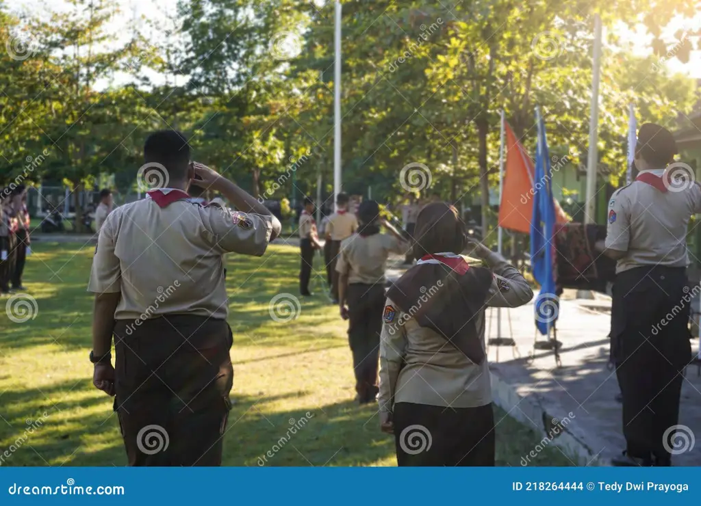 Upacara kelulusan SMA dengan anggota pramuka berseragam