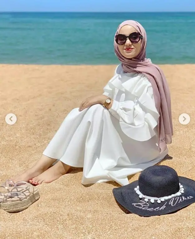 Pasangan berhijab dengan gaun cantik di pantai