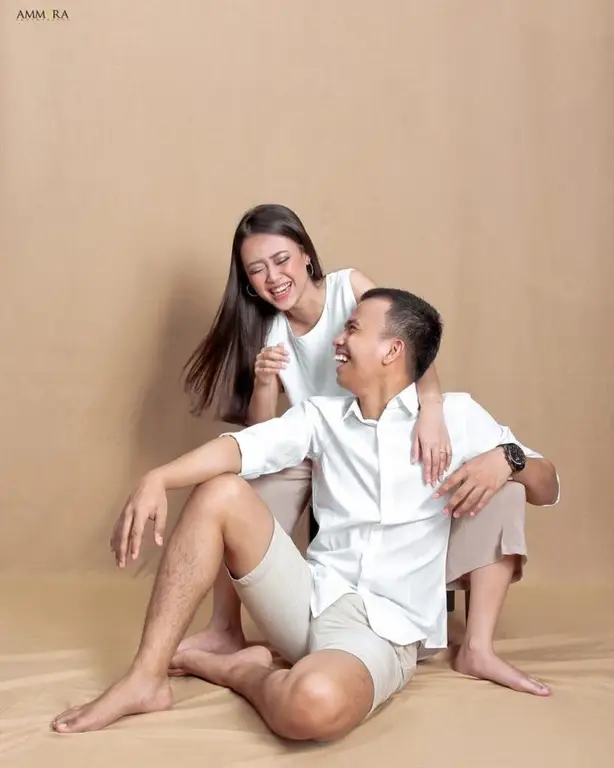 Foto prewedding pasangan berhijab yang indah di pantai