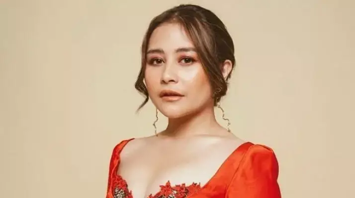 Prilly Latuconsina Tersenyum