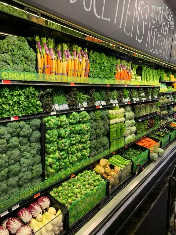 Gambar pajangan hasil bumi segar di supermarket