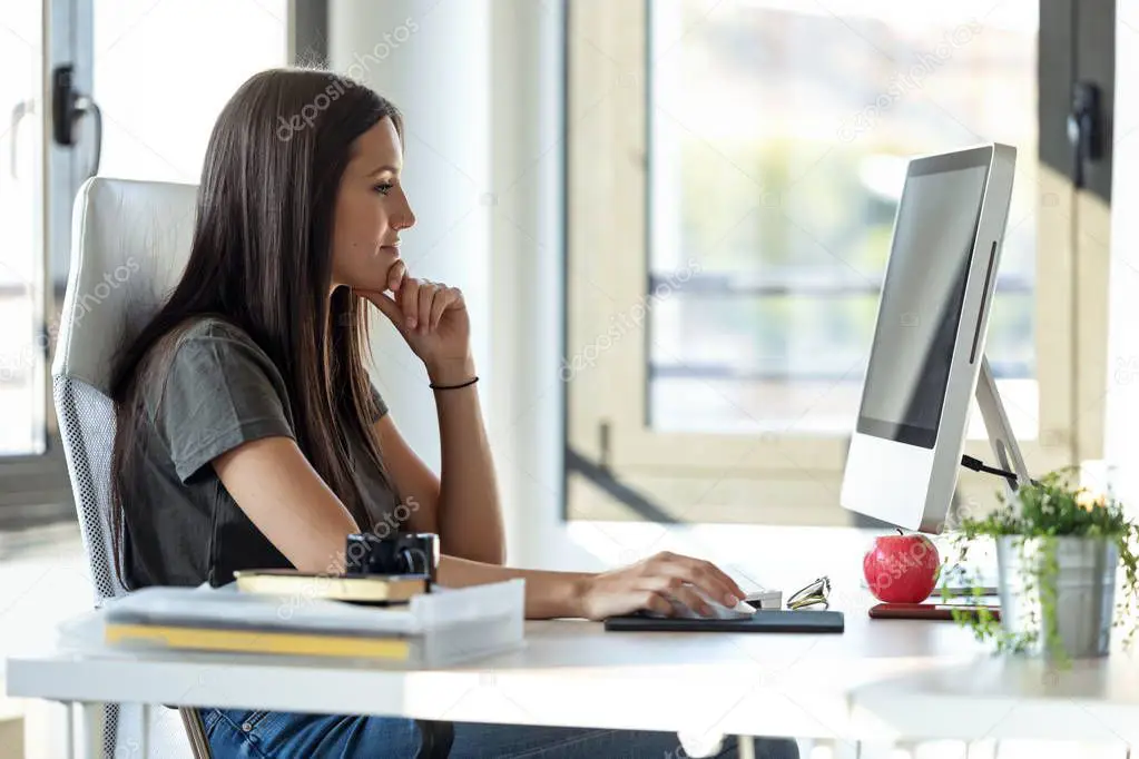 Seorang wanita bisnis bekerja di komputer