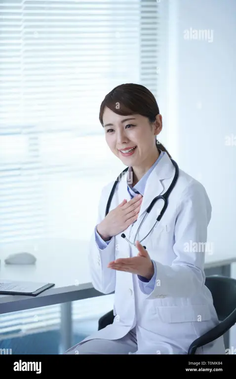 Gambar dokter Jepang yang profesional