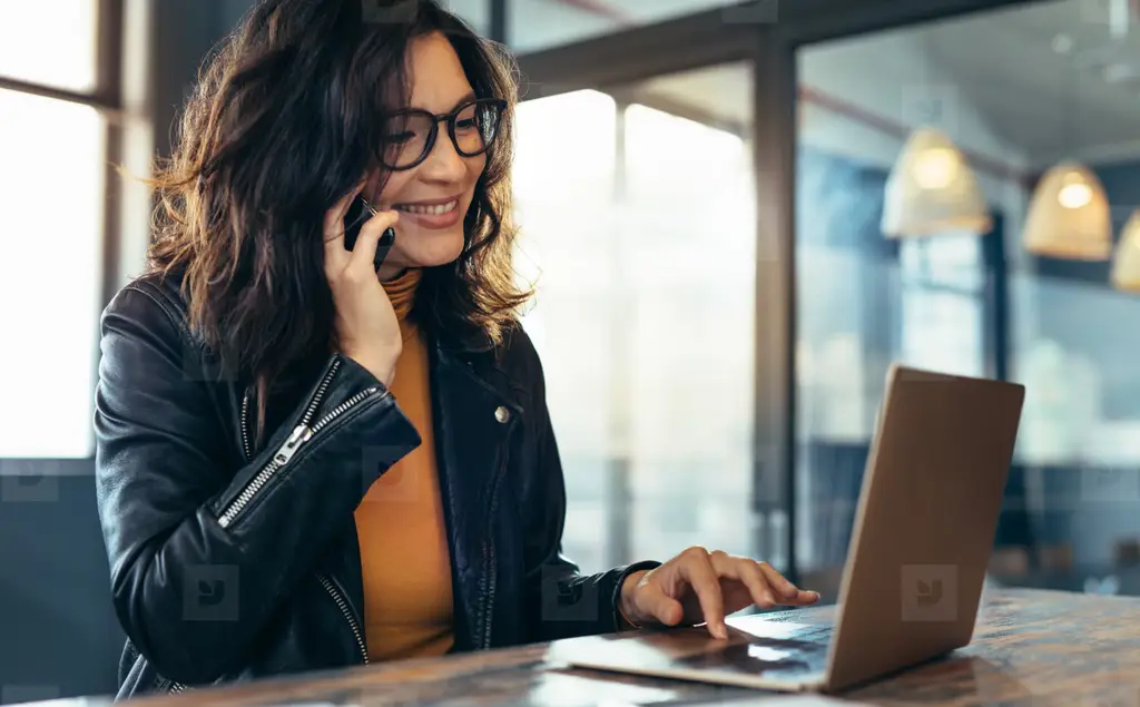 Wanita bekerja di kantor dengan serius