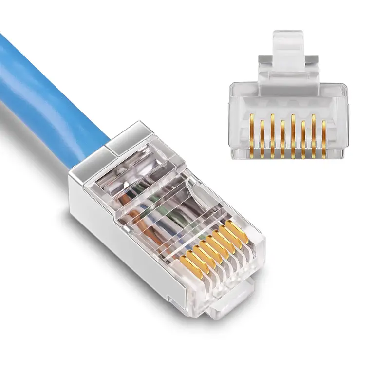 Seseorang sedang memasang kabel RJ45 menggunakan alat crimping