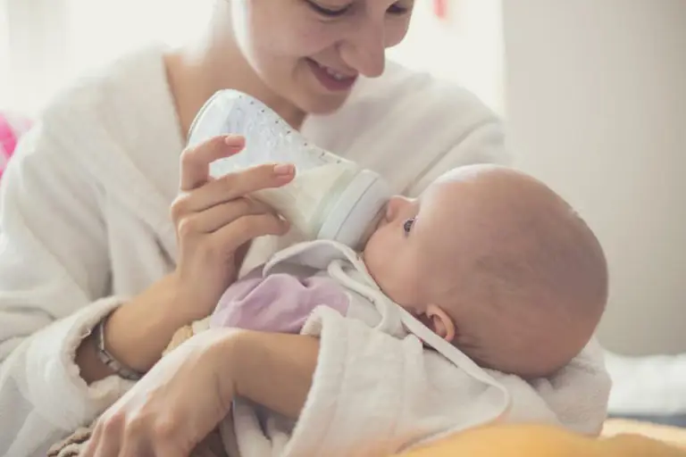 Bayi sedang minum susu formula