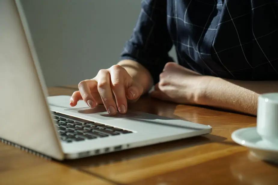 Seseorang sedang melakukan riset di laptop