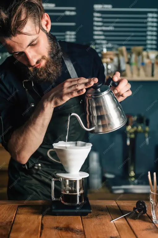 Barista sedang menyeduh kopi Super Jav