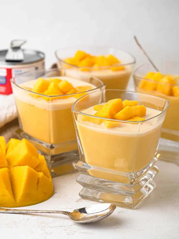 Puding mangga susu lapis dengan tampilan menarik