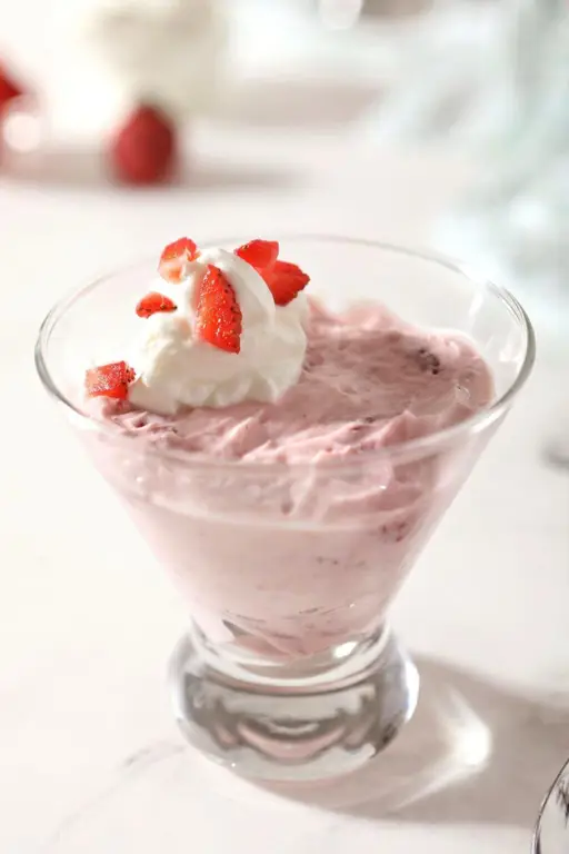 Puding strawberry susu yang sudah siap disajikan