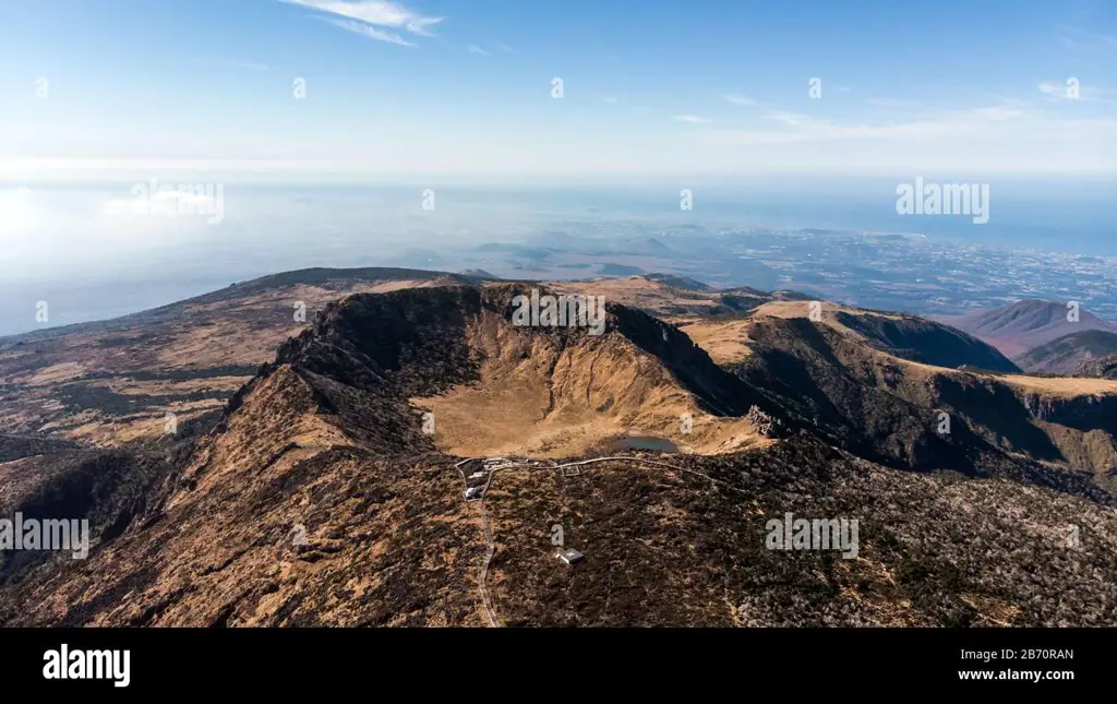 Gunung Hallasan yang megah di Pulau Jeju