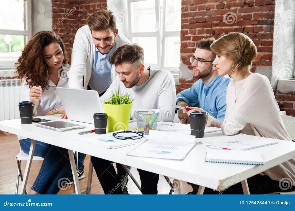 Gambar orang-orang yang sedang melakukan rapat kerja tim