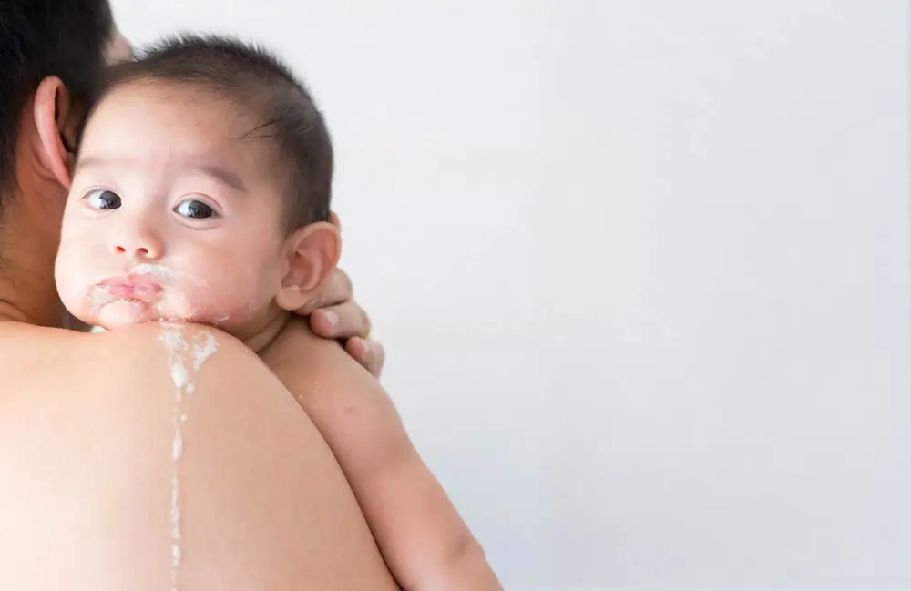 Bayi sedang memuntahkan susu