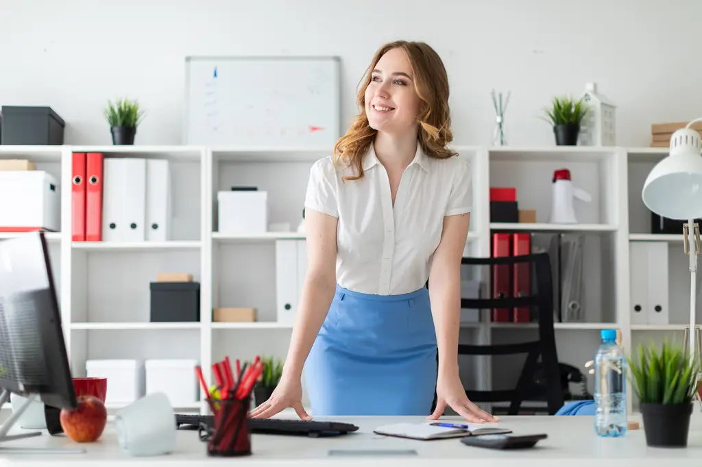 Seorang wanita di lingkungan kantor