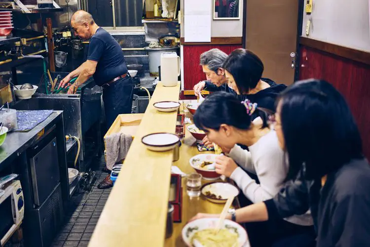 Foto restoran ramen Tsukada Shiori yang menampilkan interior dan hidangan ramen