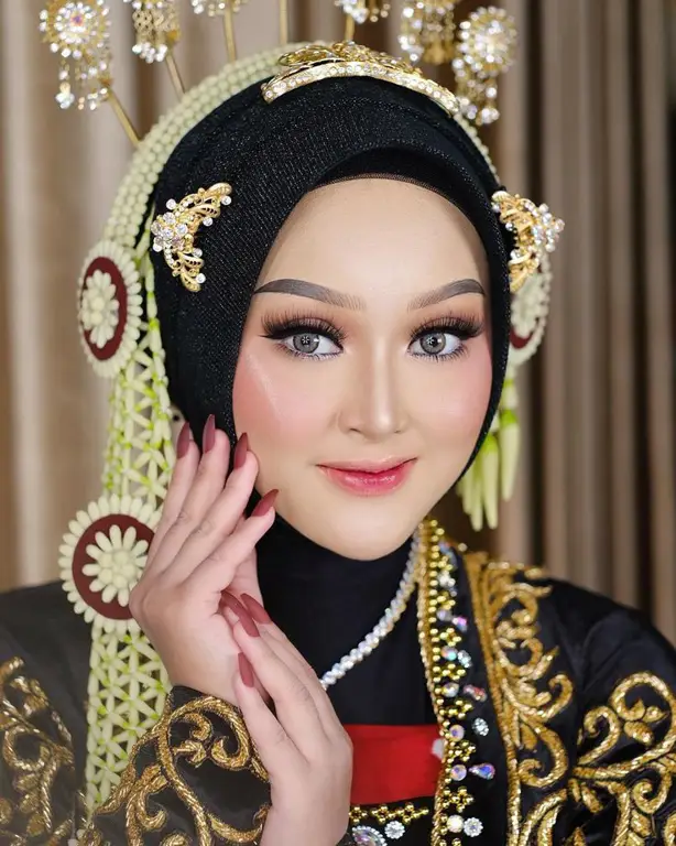 Make up paes modern yang dipadukan dengan hijab