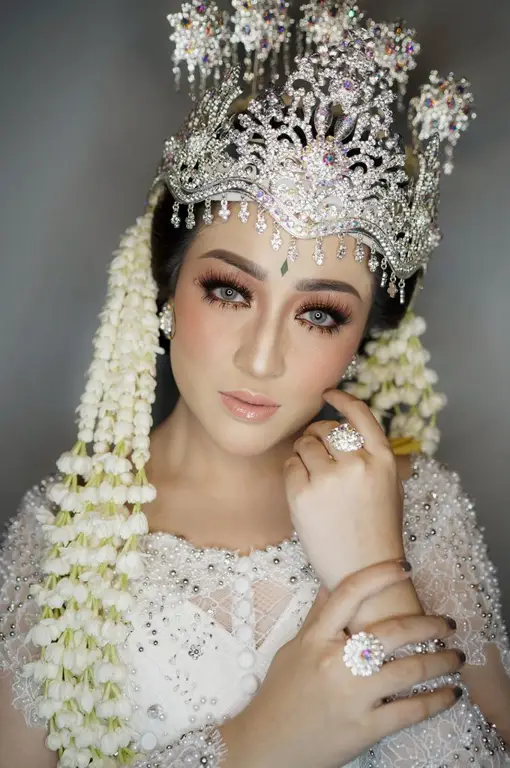 Make up dan tata rambut pengantin Sunda dengan hijab