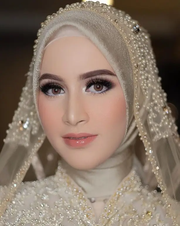 Riasan pengantin hijab barbie yang simpel dan elegan