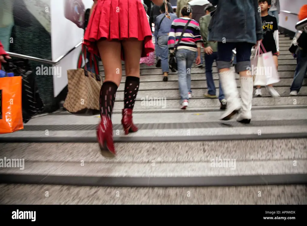 Wanita dengan rok mini berjalan di kota