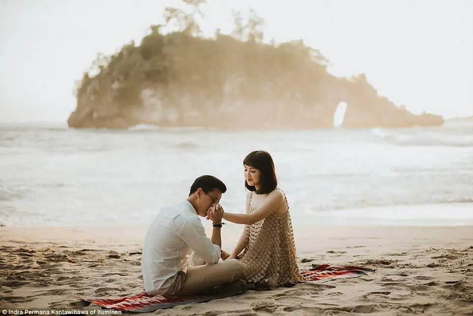 Pasangan di pantai yang sedang bermesraan