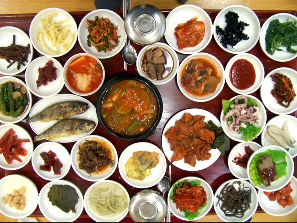 Berbagai hidangan makanan Korea yang menggugah selera di Momozona Rena