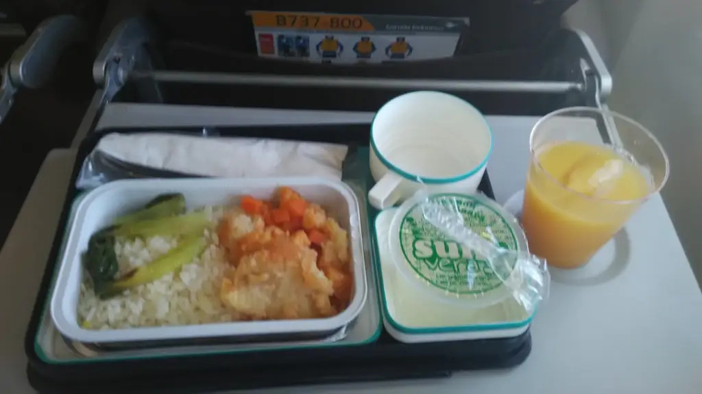 Foto hidangan makanan di pesawat Garuda Indonesia