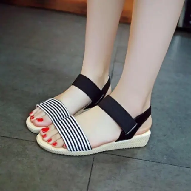 Sandal jepit wanita Korea dengan desain minimalis