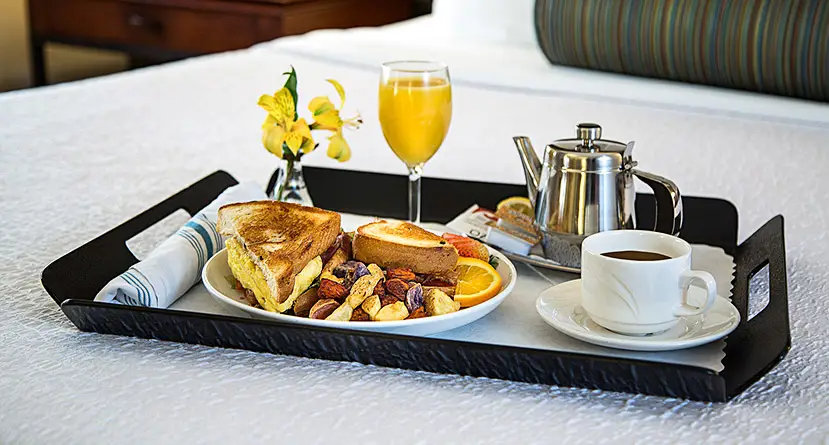 Sarapan pagi yang diantar melalui room service