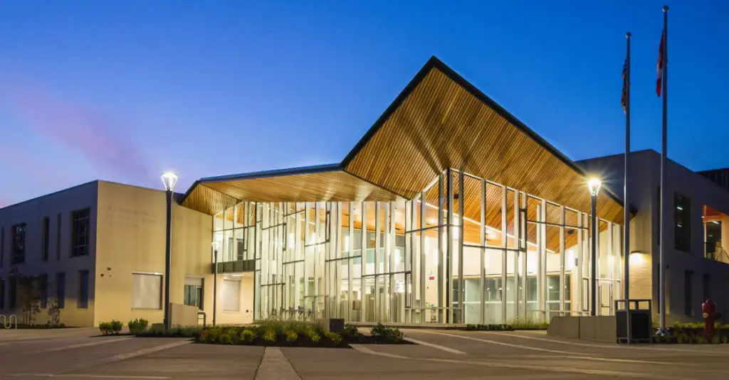 Gedung sekolah modern dengan teknologi