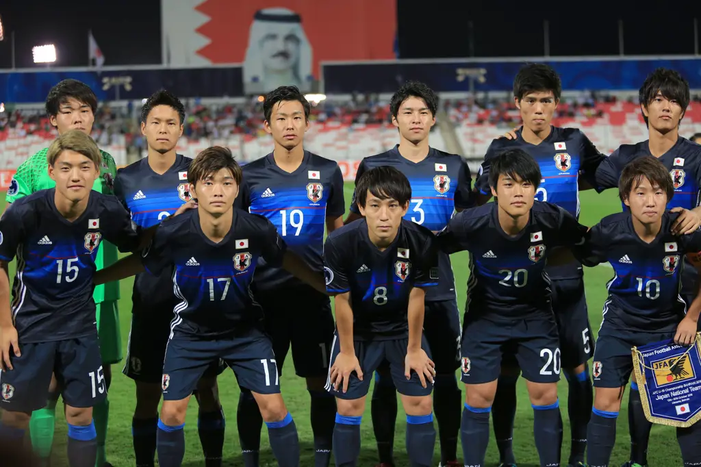 Para pemain sepak bola Jepang sedang merayakan gol