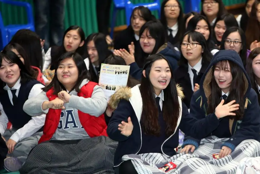 Seorang siswa Korea sedang belajar dengan giat