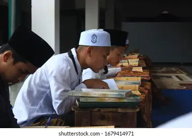 Gambar santri sedang belajar