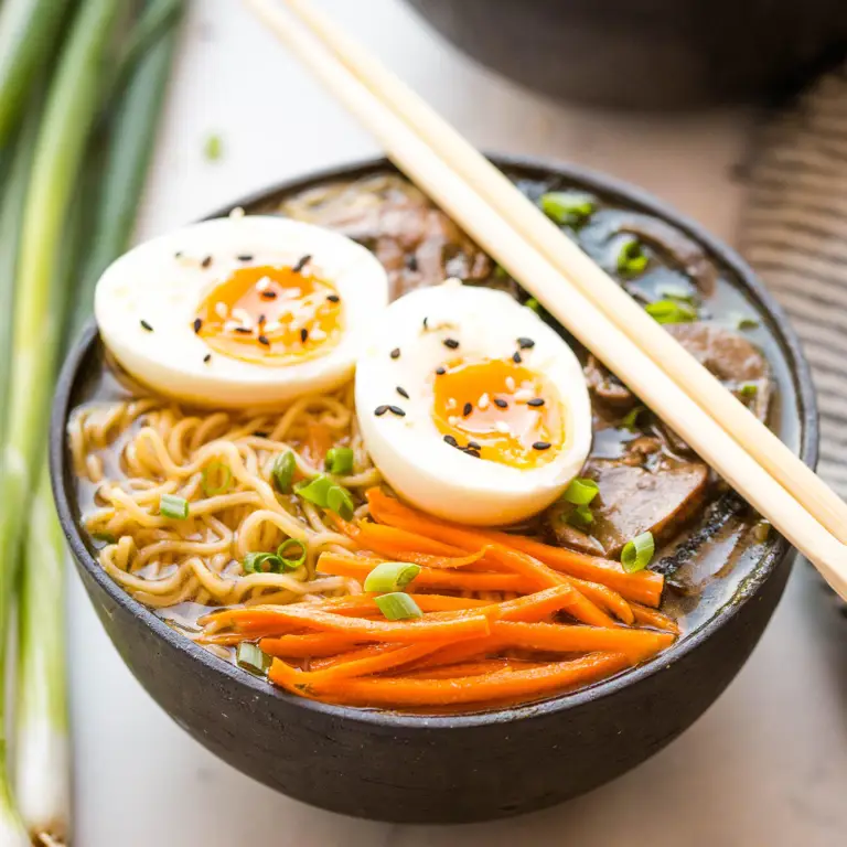 Foto detail semangkuk ramen dengan topping yang menarik