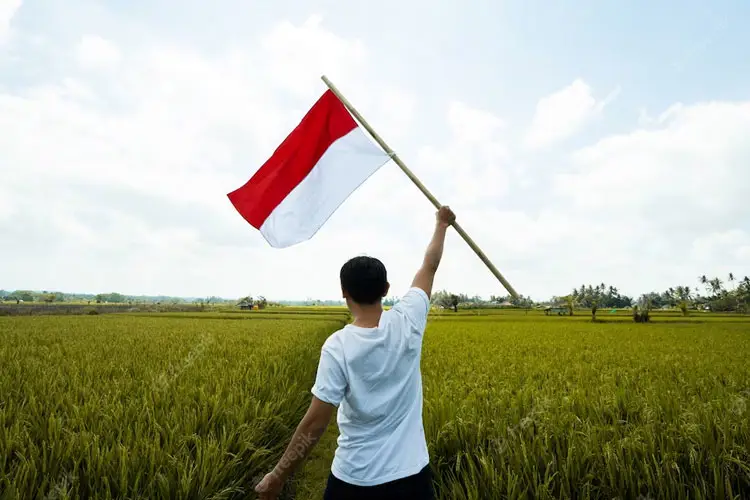 Gambar bendera Indonesia dengan beragam orang