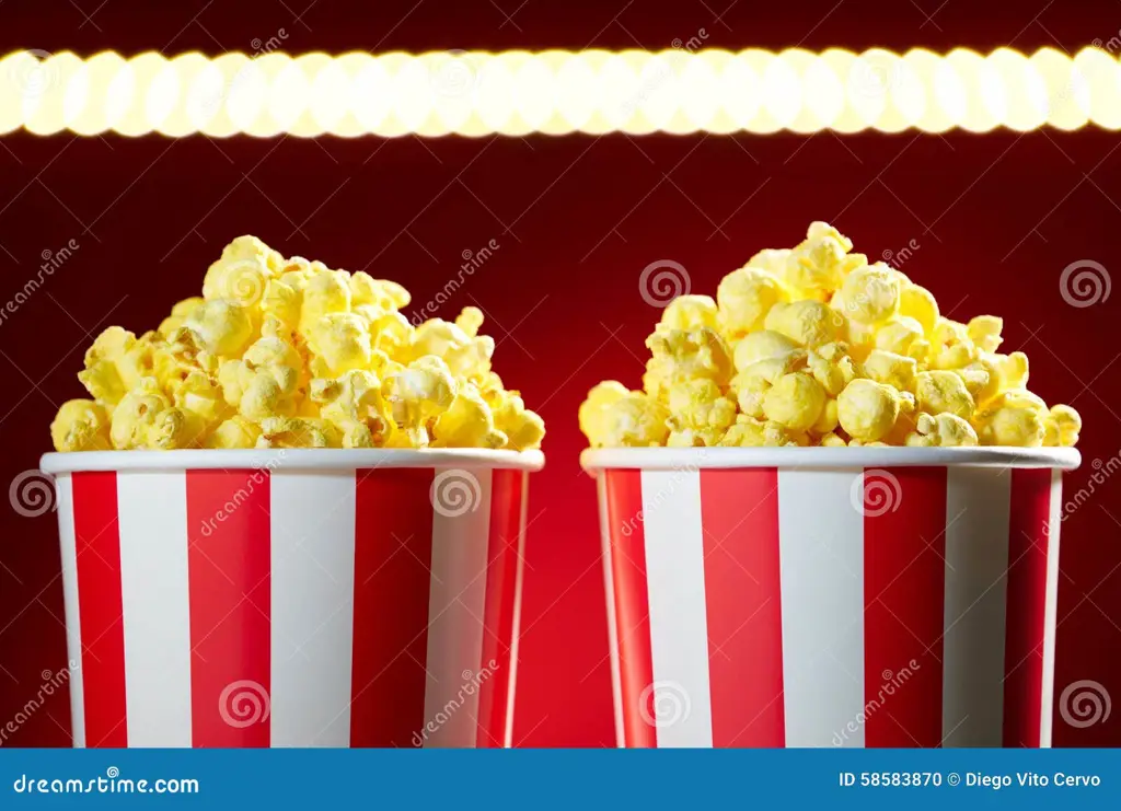 Malam nonton film dengan popcorn