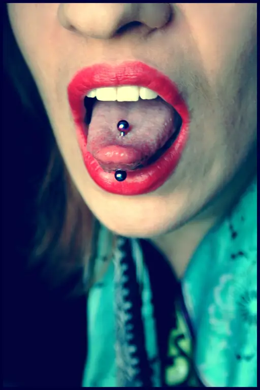 Gambar close-up tongue ring selama oral seks