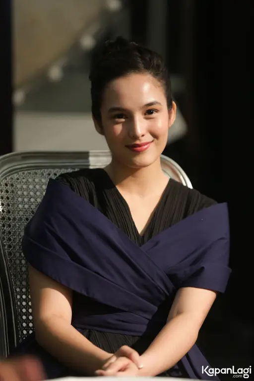 Chelsea Islan tersenyum ke kamera