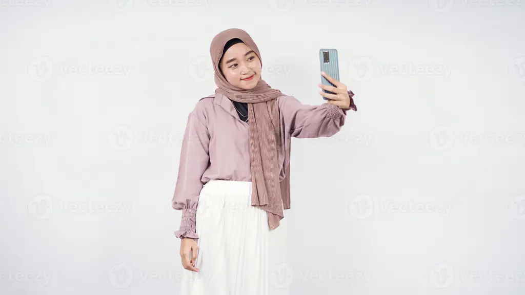 Wanita berhijab tersenyum ke arah kamera