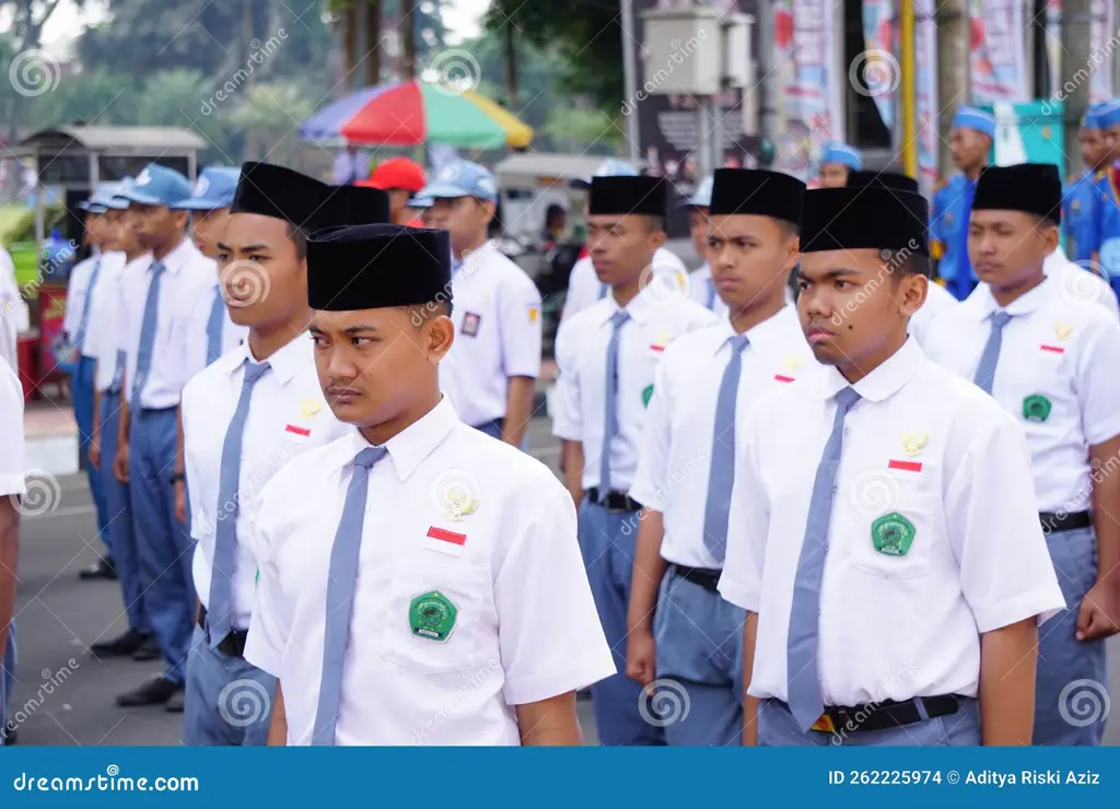 Siswa SMA mengenakan seragam OSIS