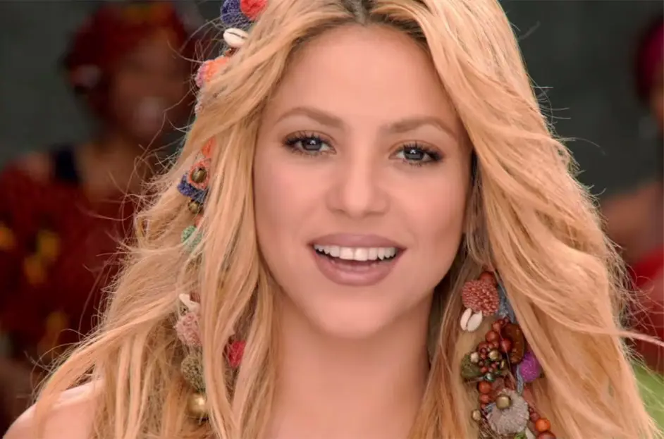 Shakira menyanyikan lagu Waka Waka