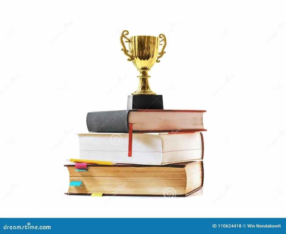 Piala dan buku-buku pelajaran sebagai simbol keberhasilan