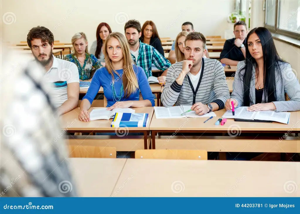 Gambar siswa belajar di dalam kelas